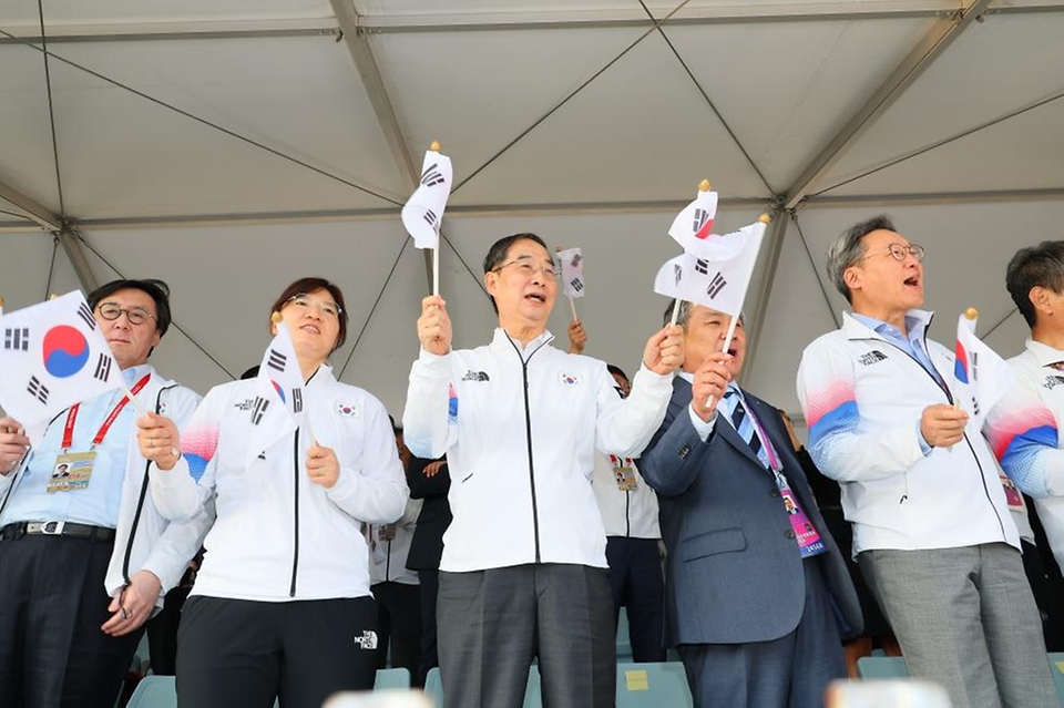 한덕수 국무총리가 24일(현지시간) 중국 푸양 인후 스포츠센터에서 열린 ‘제19회 항저우 아시안게임 근대5종 남자 결승전’에 참석해 한국 선수들을 응원하고 있다.