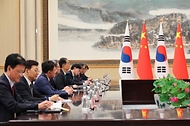 한덕수 국무총리가 23일(현지시간) 중국 항저우 저장성 항저우 시후 국빈관에서 시진핑 중국 국가 주석 및 중국 정부 관계자들과 면담하고 있다.
