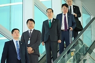한덕수 국무총리가 23일 ‘항저우 아시안게임 개회식’ 참석을 위해 인천 중구 인천국제공항을 통해 출국하고 있다.