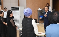 추경호 부총리 겸 기획재정부 장관이 22일 서울 서대문구 서대문노인종합복지회관에 방문해 어르신들께 인사하고 있다.