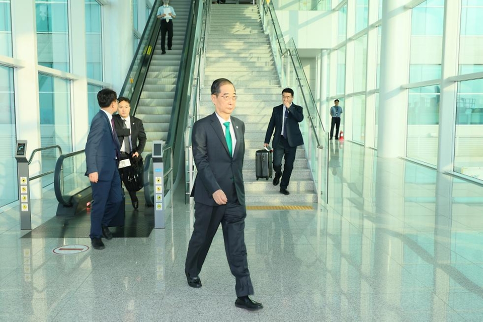 한덕수 국무총리가 23일 ‘항저우 아시안게임 개회식’ 참석을 위해 인천 중구 인천국제공항을 통해 출국하고 있다.