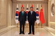한덕수 국무총리가 23일(현지시간) 중국 항저우 저장성 항저우 시후 국빈관에서 시진핑 중국 국가 주석과 기념촬영을 하고 있다.
