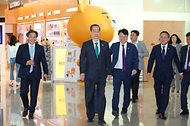 한덕수 국무총리가 23일 ‘항저우 아시안게임 개회식’ 참석을 위해 인천 중구 인천국제공항을 통해 출국하고 있다.