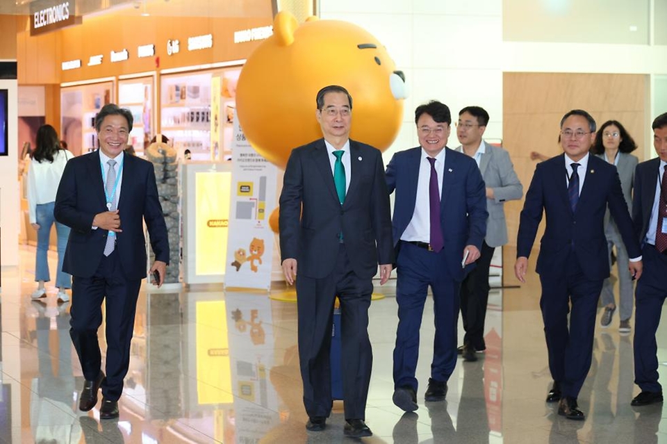 한덕수 국무총리가 23일 ‘항저우 아시안게임 개회식’ 참석을 위해 인천 중구 인천국제공항을 통해 출국하고 있다.