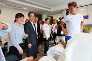 한덕수 국무총리가 24일(현지시간) 중국 항저우 아시안게임 선수촌을 방문해 장미란 문화체육관광부 2차관과 함께 대한민국 선수단을 격려하고 있다.