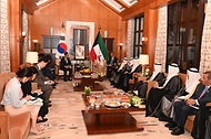 한덕수 국무총리가 23일(현지시간) 중국 항저우 포시즌스 호텔에서 미샬 알 아흐메드 알 자베르 알 사바 쿠웨이트 왕세제와 면담하고 있다.
