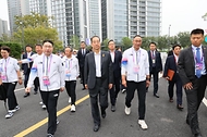 한덕수 국무총리가 24일(현지시간) 중국 항저우 아시안게임 선수촌을 방문해 대한민국 선수단 관계자의 안내를 받으며 선수촌을 둘러보고 있다.