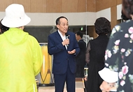 추경호 부총리 겸 기획재정부 장관이 22일 서울 서대문구 서대문노인종합복지회관에 방문해 어르신들께 인사하고 있다.
