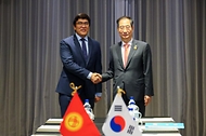 한덕수 국무총리가 24일(현지시간) 중국 항저우 그랜드 하얏트 호텔에서 에딜 바이살로프 키르키스스탄 부총리와 악수하며 기념촬영을 하고 있다.