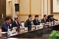 한덕수 국무총리가 23일(현지시간) 중국 항저우 저장성 항저우 시후 국빈관에서 시진핑 중국 국가 주석 및 중국 정부 관계자들과 면담하고 있다.