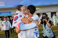 한덕수 국무총리가 24일(현지시간) 중국 푸양 인후 스포츠센터에서 열린 ‘제19회 항저우 아시안게임 근대5종 남자 결승전’에 참석해 금메달을 획득한 한국 남자 국가대표 전웅태와 포옹하고 있다.