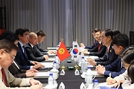 한덕수 국무총리가 24일(현지시간) 중국 항저우 그랜드 하얏트 호텔에서 에딜 바이살로프 키르키스스탄 부총리와 면담하고 있다.