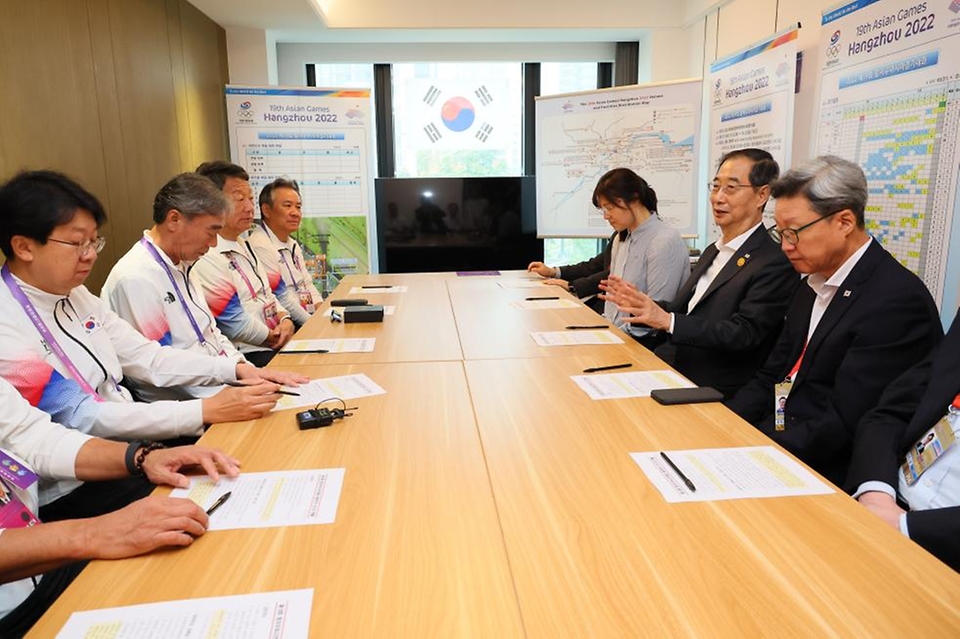 한덕수 국무총리가 24일(현지시간) 중국 항저우 아시안게임 선수촌을 방문해 대한민국 선수단 관계자들과 대화하고 있다.