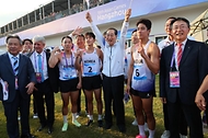 한덕수 국무총리가 24일(현지시간) 중국 푸양 인후 스포츠센터에서 열린 ‘제19회 항저우 아시안게임 근대5종 남자 결승전’에 참석해 한국 선수 및 관계자들과 기념촬영을 하고 있다.
