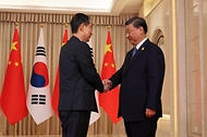 한덕수 국무총리가 23일(현지시간) 중국 항저우 저장성 항저우 시후 국빈관에서 시진핑 중국 국가 주석과 악수하고 있다.