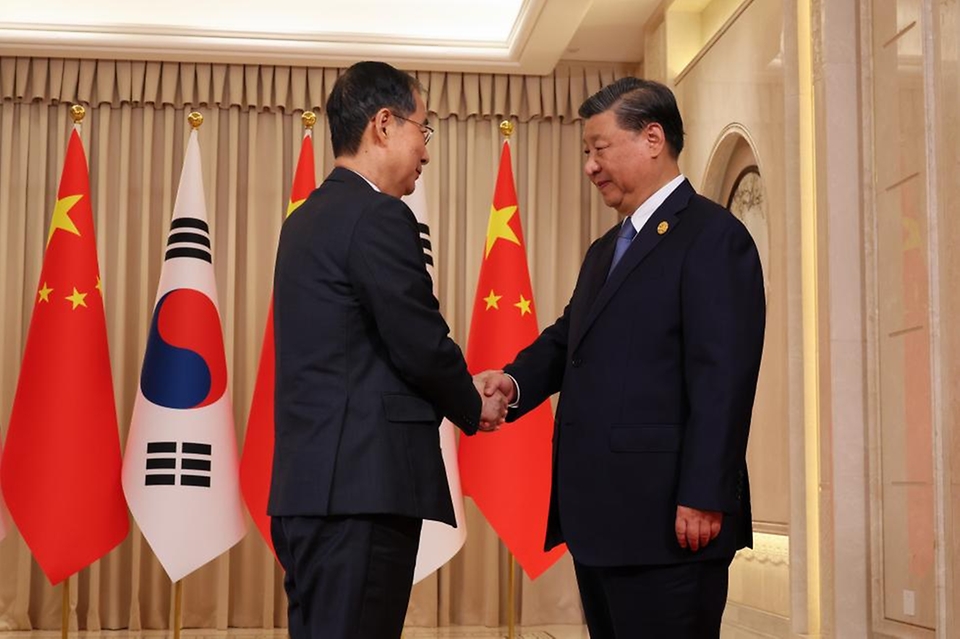 한덕수 국무총리가 23일(현지시간) 중국 항저우 저장성 항저우 시후 국빈관에서 시진핑 중국 국가 주석과 악수하고 있다.