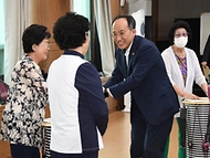 추경호 부총리 겸 기획재정부 장관이 22일 서울 서대문구 서대문노인종합복지회관에 방문해 어르신들께 인사하고 있다.