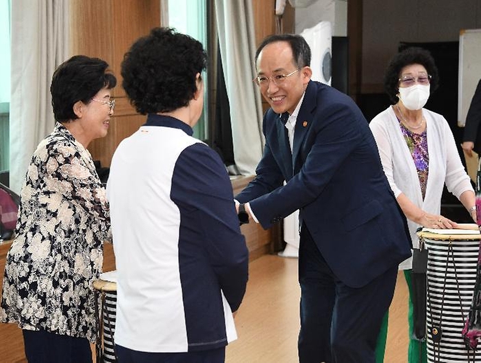 추경호 부총리 겸 기획재정부 장관이 22일 서울 서대문구 서대문노인종합복지회관에 방문해 어르신들께 인사하고 있다.