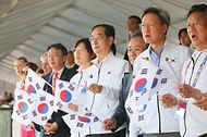 한덕수 국무총리가 24일(현지시간) 중국 푸양 인후 스포츠센터에서 열린 ‘제19회 항저우 아시안게임 근대5종 남자 결승전’에 참석해 한국 선수들을 응원하고 있다.