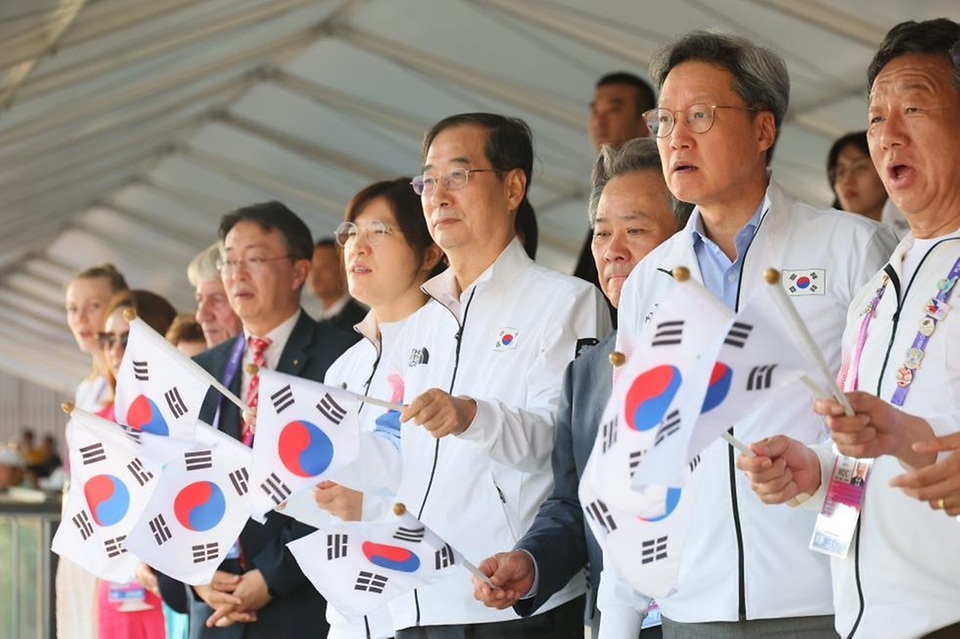 한덕수 국무총리가 24일(현지시간) 중국 푸양 인후 스포츠센터에서 열린 ‘제19회 항저우 아시안게임 근대5종 남자 결승전’에 참석해 한국 선수들을 응원하고 있다.