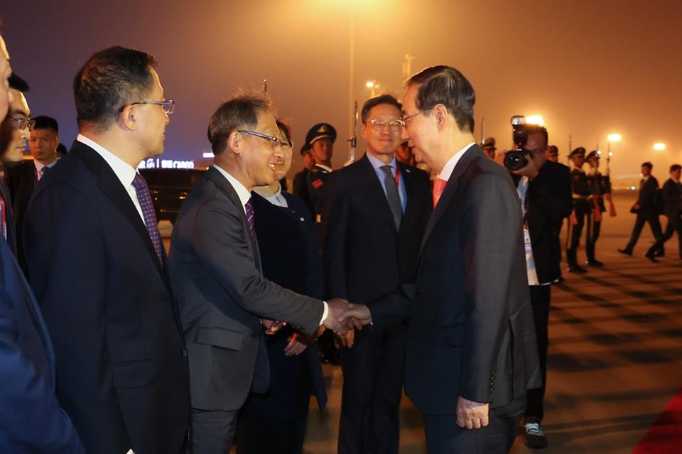 한덕수 국무총리가 24일(현지시간) 중국 항저우 샤오산 국제공항에서 출국하기 전 환송객과 인사하고 있다.