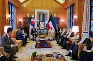 한덕수 국무총리가 23일(현지시간) 중국 항저우 포시즌스 호텔에서 미샬 알 아흐메드 알 자베르 알 사바 쿠웨이트 왕세제와 면담하고 있다.