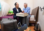추경호 부총리 겸 기획재정부 장관이 22일 서울 서대문 소재 독거 어르신 가정을 방문해 어르신과 대화하고 있다.