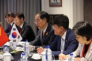 한덕수 국무총리가 24일(현지시간) 중국 항저우 그랜드 하얏트 호텔에서 샤나나 구스마웅 동티모르 총리와 면담하고 있다.