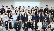 김현숙 여성가족부 장관이 22일 서울 도봉구 도봉숲속마을에서 열린 ‘2023년 청소년특별회의’에서 참석자들과 기념촬영을 하고 있다. (출처=여성가족부 페이스북)