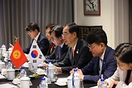 한덕수 국무총리가 24일(현지시간) 중국 항저우 그랜드 하얏트 호텔에서 에딜 바이살로프 키르키스스탄 부총리와 면담하고 있다.