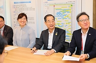 한덕수 국무총리가 24일(현지시간) 중국 항저우 아시안게임 선수촌을 방문해 대한민국 선수단 관계자들과 대화하고 있다.