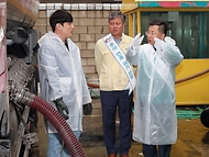 강경성 산업통상자원부 2차관이 26일 경기 오산시 소재 알뜰 차사랑 주유소를 방문해 추석 연휴 대비 일선 현장의 석유가격 동향을 점검하며 관계자와 대화하고 있다.