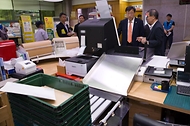 박윤규 과학기술정보통신부 제2차관이 19일 서울 동대문구 동대문우체국을 방문해 소포 분류작업장을 돌아보며 추석 명절 우편물 특별소통 현황을 점검하고 있다.