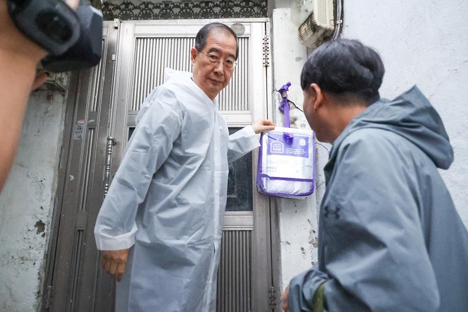 한덕수 국무총리가 26일 서울 성동구 주택가를 찾아 홀로 사는 어르신들에게 우유를 배달하며 안부를 묻는 ‘우유안부 캠페인’에 참여해 호용한 ‘(사)어르신의 안부를 묻는 우유배달’ 이사장과 함께 우유 배달을 하고 있다.