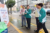강경성 산업통상자원부 2차관이 26일 경기 오산시 소재 알뜰 차사랑 주유소를 방문해 추석 연휴 대비 일선 현장의 석유가격 동향을 점검하고 있다.
