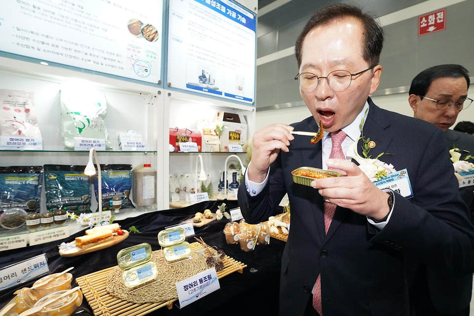 조승환 해양수산부 장관이 22일 서울 서초구 aT센터 제2전시장에서 열린 ‘2023 수산양식박람회(Sea Farm Show)’에 참석해 정어리 통조림을 시식하고 있다.