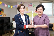 조성경 과학기술정보통신부 제1차관이 25일 세종 영명보육원을 방문해 박연수 영명보육원장에게 누리호 모형 기념품을 전달하며 기념촬영을 하고 있다. 
