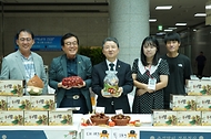 남성현 산림청장이 25일 대전 서구 정부대전청사 중앙홀에서 열린 ‘추석맞이 임산물 특별판매전’ 행사에서 임업인들과 함께 임산물(밤)을 홍보하고 있다.
