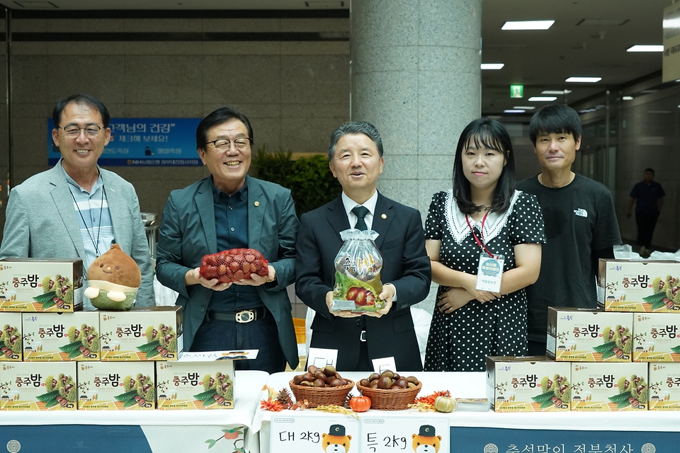 남성현 산림청장이 25일 대전 서구 정부대전청사 중앙홀에서 열린 ‘추석맞이 임산물 특별판매전’ 행사에서 임업인들과 함께 임산물(밤)을 홍보하고 있다.
