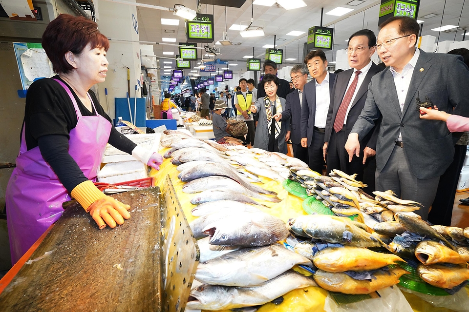 조승환 해양수산부 장관이 23일 서울 동작구 노량진수산시장에 방문해 수산물을 살펴보며 상인과 대화하고 있다.