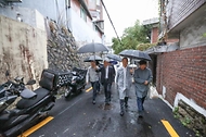 한덕수 국무총리가 26일 서울 성동구 주택가를 찾아 홀로 사는 어르신들에게 우유를 배달하며 안부를 묻는 ‘우유안부 캠페인’에 참여해 호용한 ‘(사)어르신의 안부를 묻는 우유배달’ 이사장과 함께 우유 배달을 하고 있다.