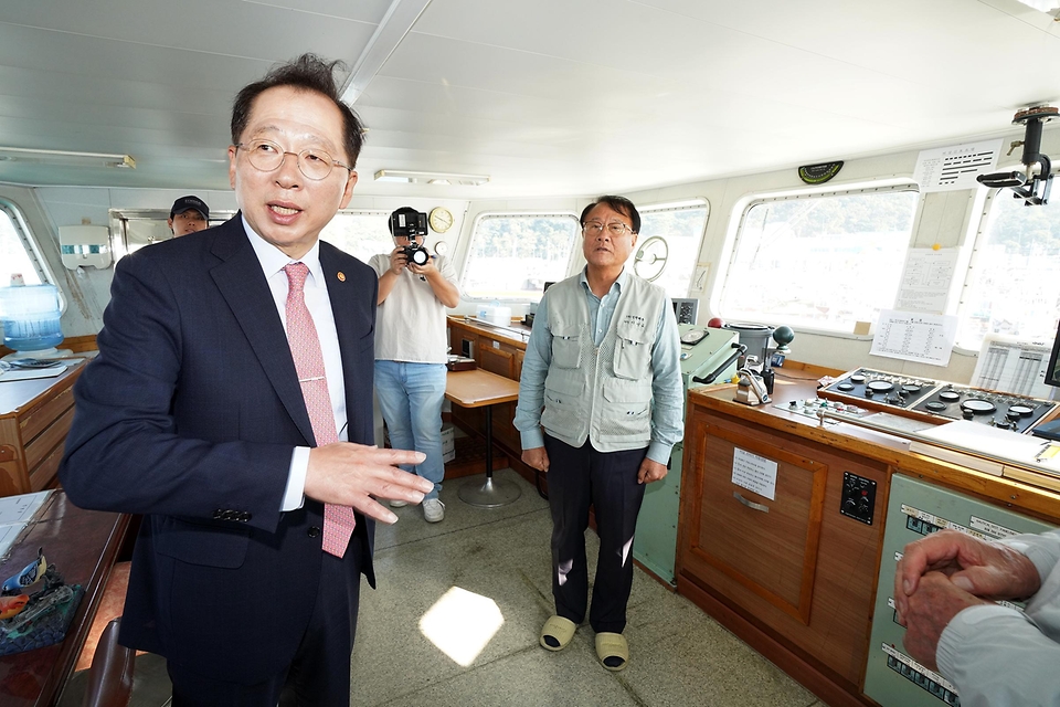 조승환 해양수산부 장관이 22일 충남 보령 대천 연안여객터미널을 방문해 시설을 점검하며 관계자와 대화하고 있다.