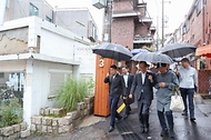 한덕수 국무총리가 26일 서울 성동구 주택가를 찾아 홀로 사는 어르신들에게 우유를 배달하며 안부를 묻는 ‘우유안부 캠페인’에 참여해 호용한 ‘(사)어르신의 안부를 묻는 우유배달’ 이사장과 함께 우유 배달을 하고 있다.