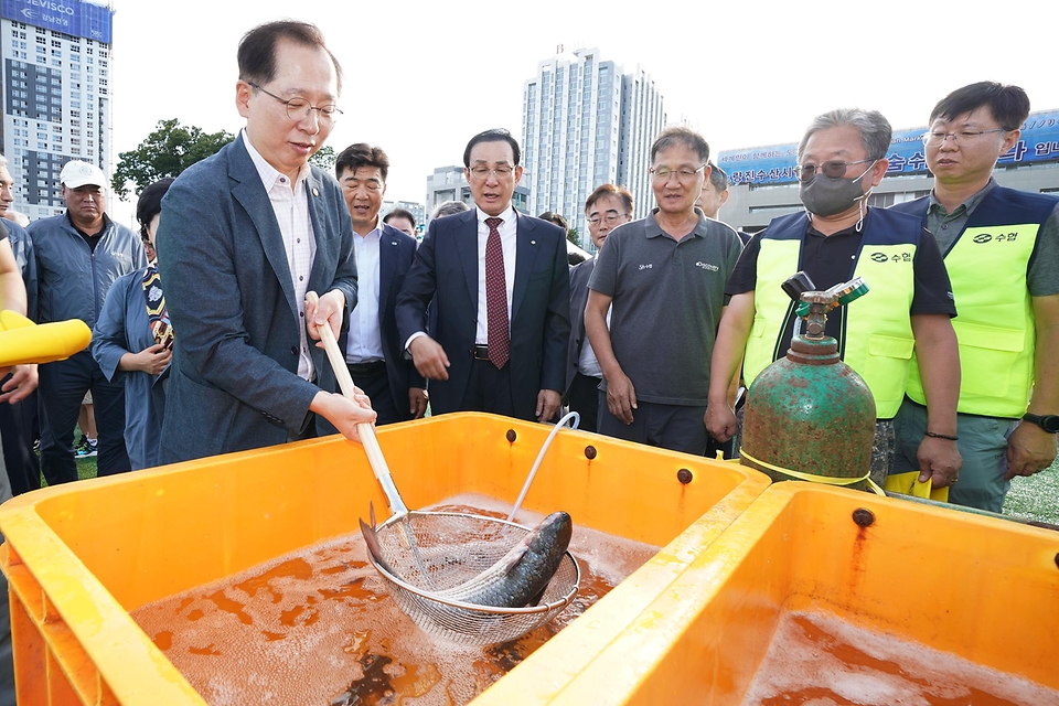 조승환 해양수산부 장관이 23일 서울 동작구 노량진수산시장에서 열린 ‘노량진수산시장 수산대축제’에 참석해 생선을 잡고 있다.
