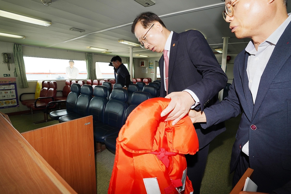 조승환 해양수산부 장관이 22일 충남 보령 대천 연안여객터미널을 방문해 시설을 점검하고 있다.