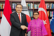 박진 외교부 장관이 23일(현지시간) 미국 뉴욕에서 열린 ‘제24차 믹타(MIKTA) 외교장관회의’에서 레트노 마르수디 인도네시아 외교장관과 악수하며 기념촬영을 하고 있다.