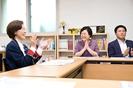 조성경 과학기술정보통신부 제1차관이 25일 세종 영명보육원을 방문해 박연수 영명보육원장 및 관계자들과 면담하며 박수를 치고 있다.