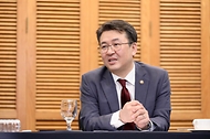 오기웅 중소벤처기업부 차관이 25일 서울 영등포 켄싱턴호텔 그리니치홀에서 열린 ‘혁신·여성기업 소통 간담회’에 참석해 발언하고 있다.
