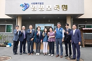 조성경 과학기술정보통신부 제1차관이 25일 세종 영명보육원을 방문해 박연수 영명보육원장에게 위문물품 및 위문금을 전달한 뒤 관계자들과 기념촬영을 하고 있다.
