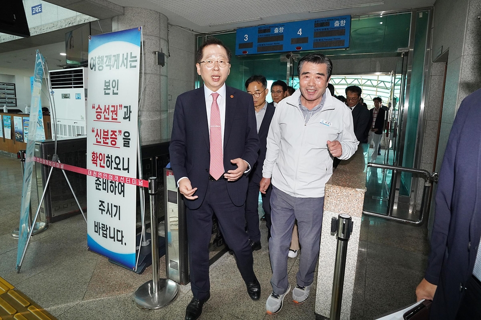 조승환 해양수산부 장관이 22일 충남 보령 대천 연안여객터미널을 방문해 시설을 점검하며 관계자와 대화하고 있다.